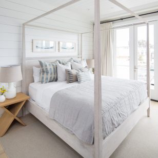 beach-style-bedroom (1)